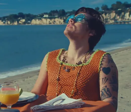 Playa, verano y Harry Styles rodeado de chicas, as es el video de Watermelon Sugar.